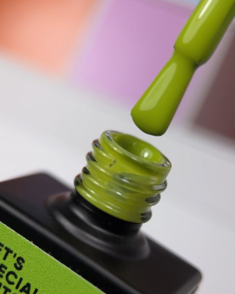 NAILSOFTHEDAY Let's special Pantone 2025/4 - oliwkowy zielony lakier hybrydowy, 10 ml NAILSOFTHEDAY Let's special Pantone 2025/4 - oliwkowy zielony lakier hybrydowy, 10 ml