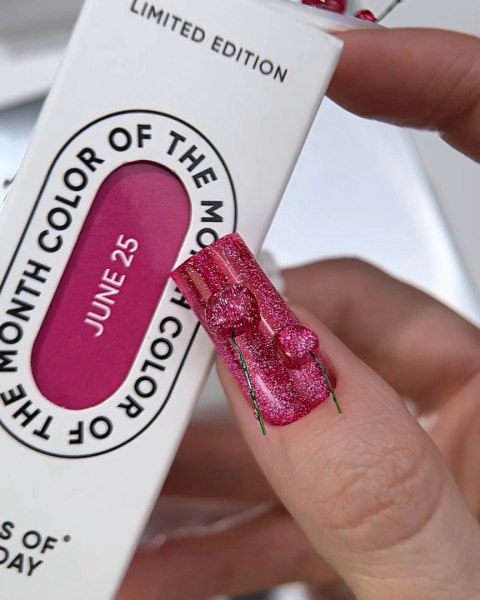 NAILSOFTHEDAY Color of the month June 2025 Cherry Kiss - intensywny różowy lakier hybrydowy z efektem „kociego oka", 10 ml NAILSOFTHEDAY Color of the month June 2025 Cherry Kiss - intensywny różowy lakier hybrydowy z efektem „kociego oka", 10 ml